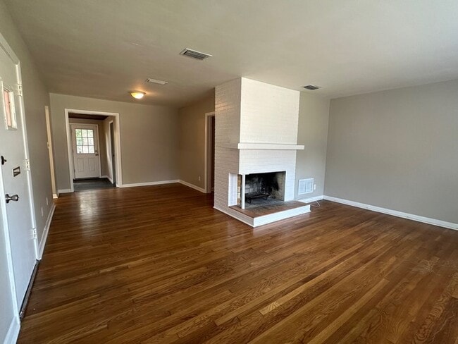 Building Photo - Charming 3 Bedroom Home in Lakewood Available Now!