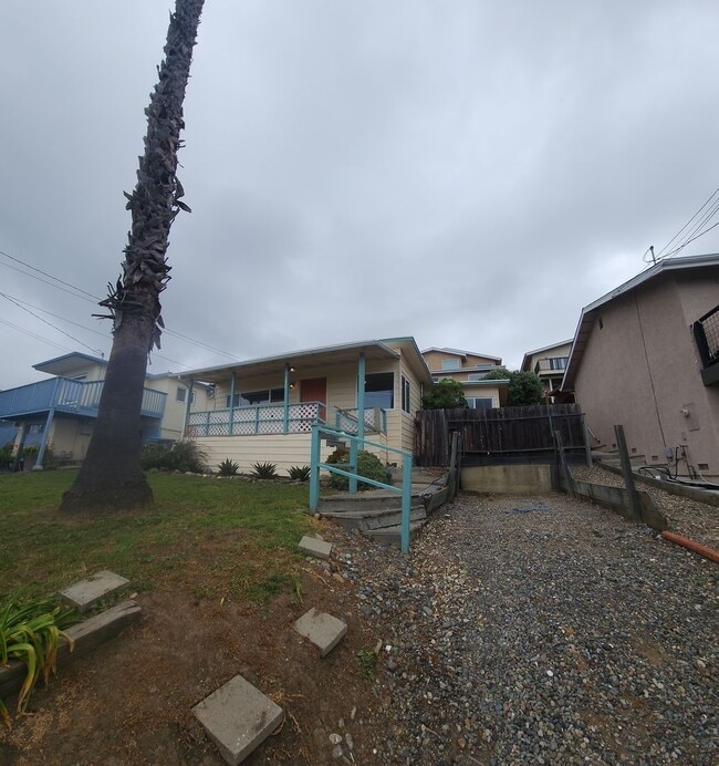 Building Photo - Views of Morro Bay in this cozy hillside cottage!