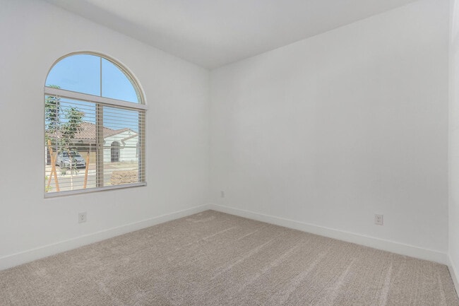 Building Photo - 14807 W Soft Wind Dr