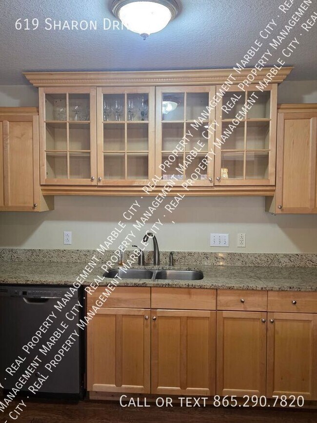 Building Photo - 619 Sharon Dr