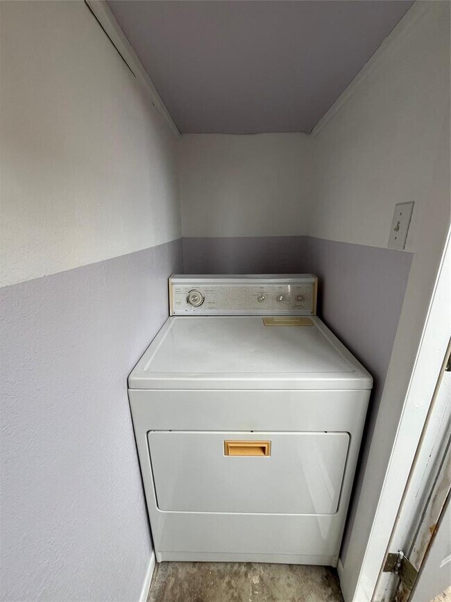 Building Photo - 5604 Woodrow Ave