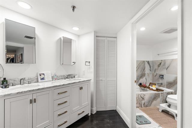 Building Photo - 520 Brickell Key Dr