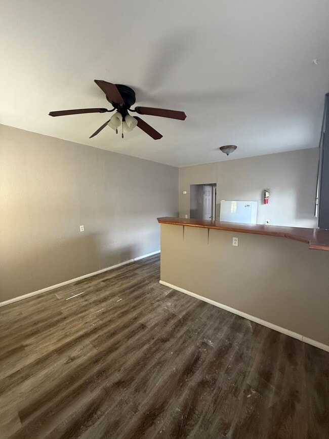 Building Photo - Super Cute & Clean!