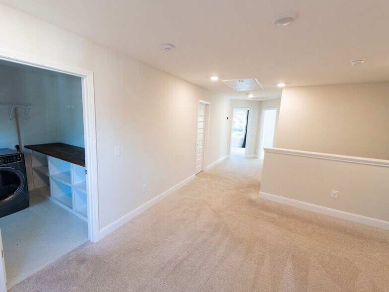 Building Photo - 711 Elderberry Dr