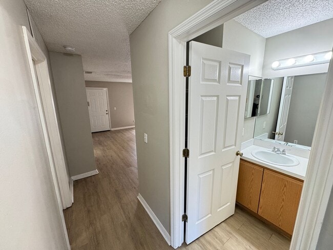 Building Photo - Beautiful 3/2 Duplex in St. Cloud