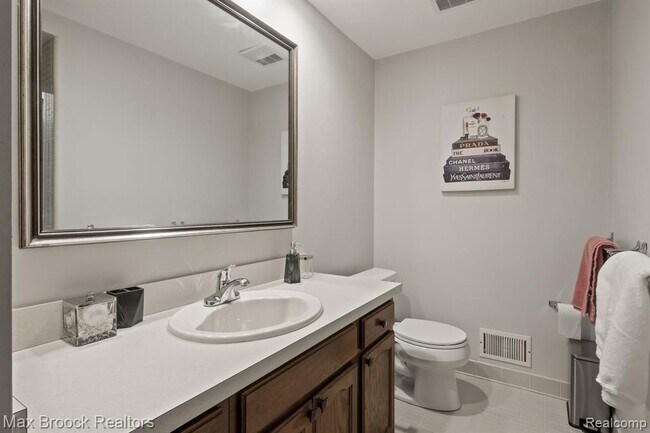 Building Photo - 1125 Meadowglen Ct