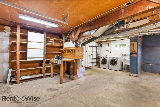 Building Photo - 1120 Oakwood Dr