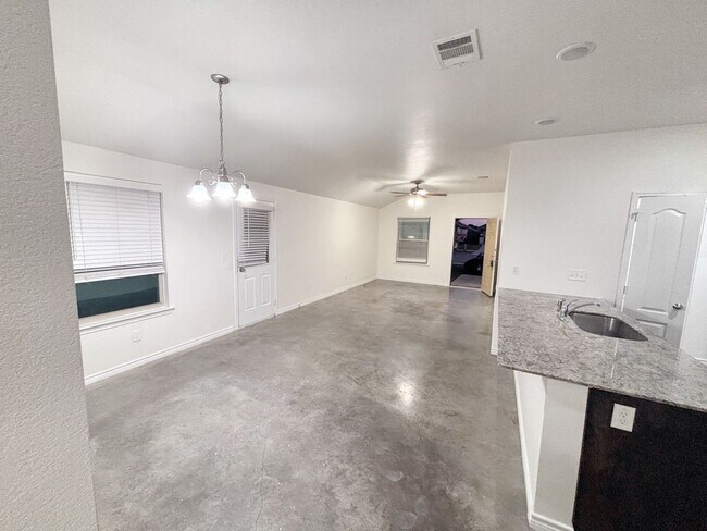 Building Photo - Modern 3-Bedroom Single-Story Home with St...