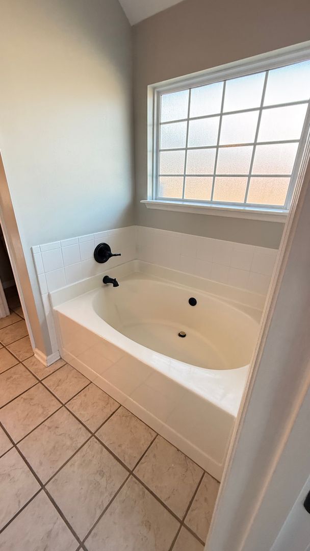 Building Photo - HOME FOR LEASE 4 BR 2 BATH RANCHSTYLE  SPLIT FLOOR PLAN AND OPEN  LARGE  FENCED BACKYARD  CONVENI...