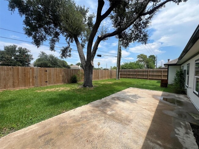 Building Photo - 13314 Oak Ledge Dr