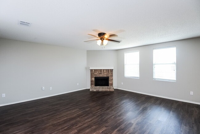 Building Photo - 2999 Fallbrook Dr