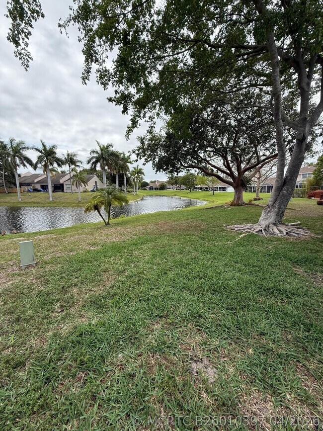 Building Photo - 1120 W Lakes Dr