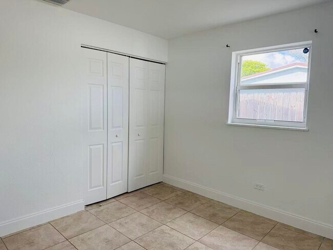Building Photo - 6250 SW 39th St