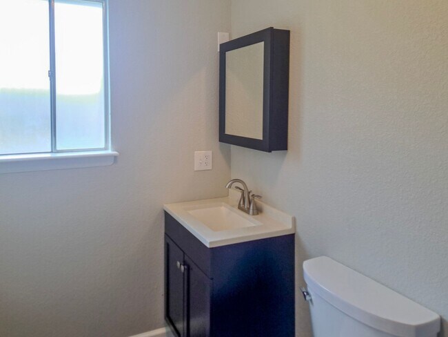 Building Photo - Spacious 3 bedroom 2 bath home w/ swimming...
