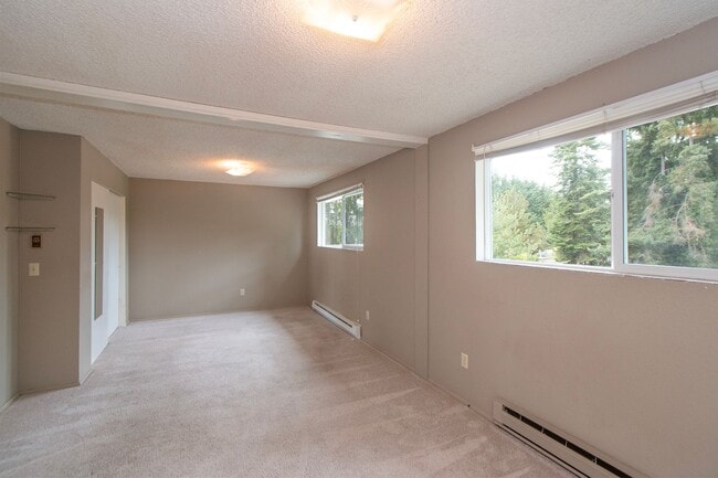 Building Photo - Large Home on Large Lot in Sequim