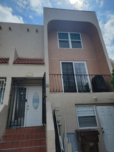 Building Photo - 1078 W 42nd Pl