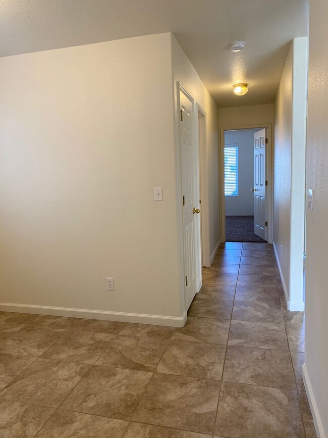 Building Photo - 3 bedroom 2 bath SE Tulare