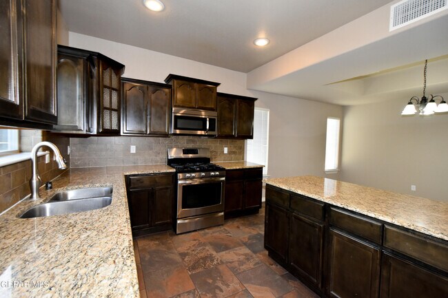 Building Photo - 300 Saltford Pl
