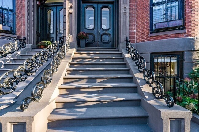 Building Photo - 692 Tremont St