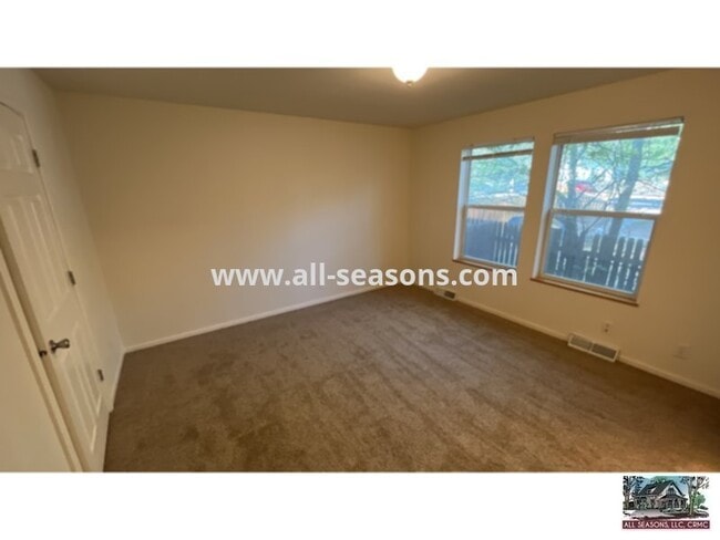 Building Photo - Spectacular spacious front unit in a West-side duplex!