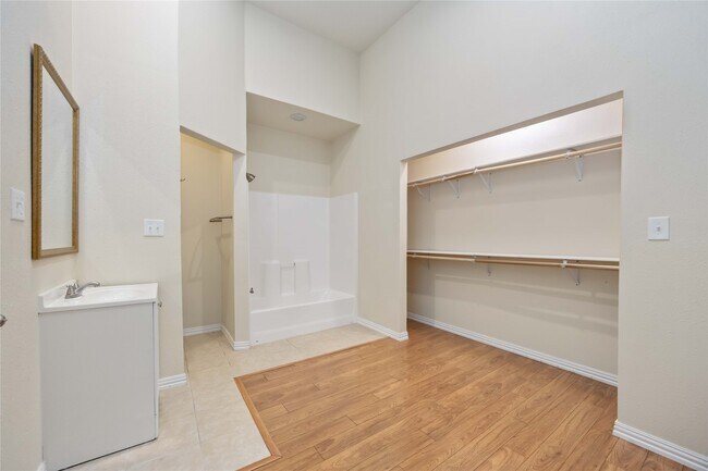 Building Photo - 11930 Carriage Hill Dr