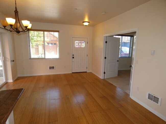 Building Photo - 2606Pea - Pendulum 8%