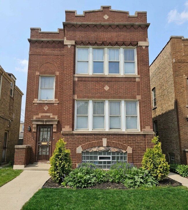 Building Photo - 5040 N Parkside Ave