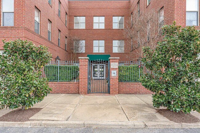 Building Photo - Fully Furnished Gorgeous Downtown 2 Bedroom Condominium - Full Furnished