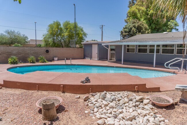 Building Photo - Spacious 3-Bedroom, 4-Bath Vintage Home wi...