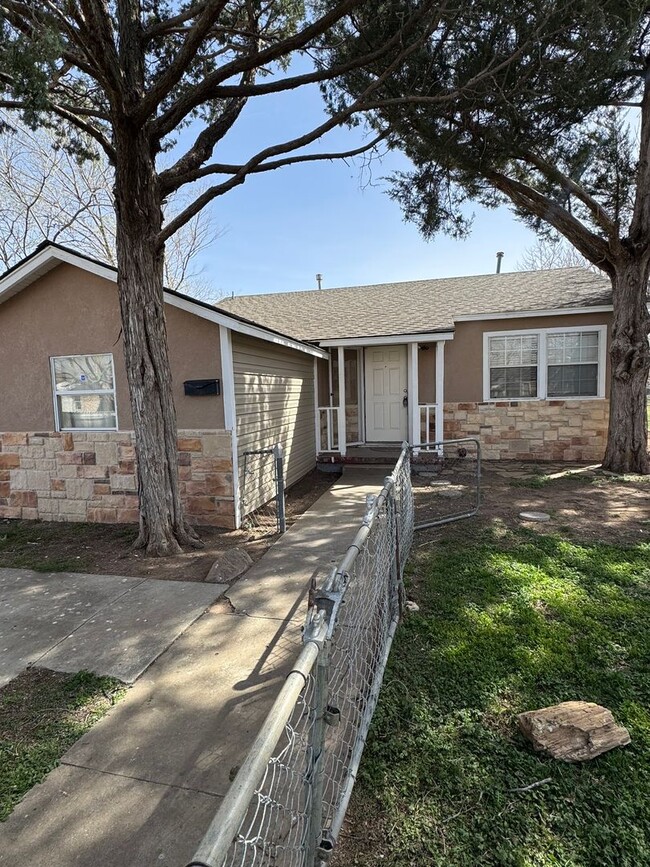 Primary Photo - Adorable 3bedrooms 1 bathroom large fenced...