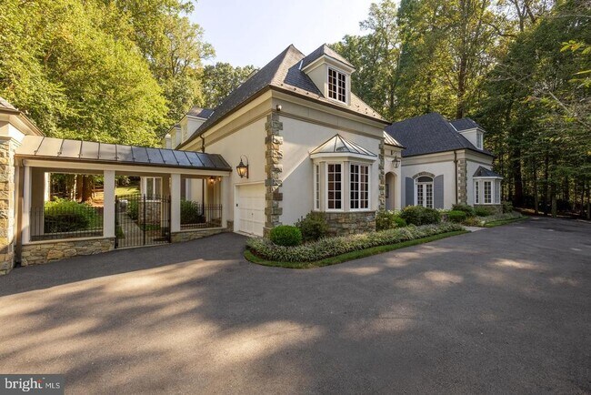 Building Photo - 11218 River View Dr