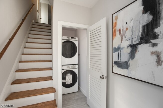 Building Photo - 122 N Fullerton Ave