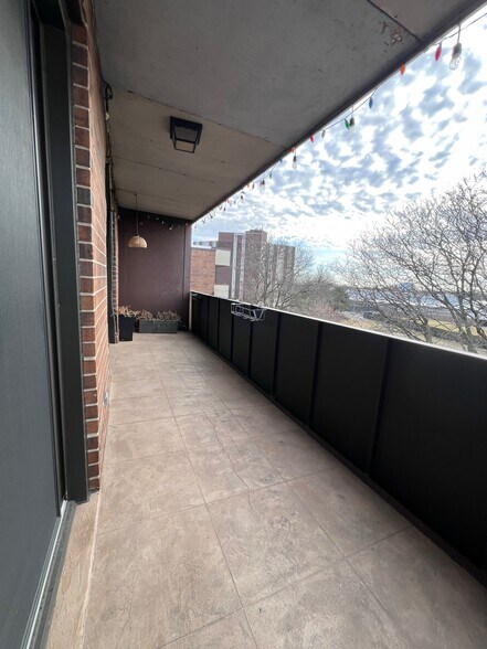 Building Photo - 9242 Gross Point Rd