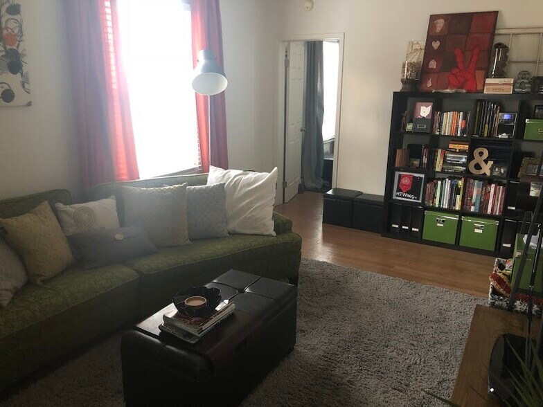 Liv Rm - 1304 W Kiowa St