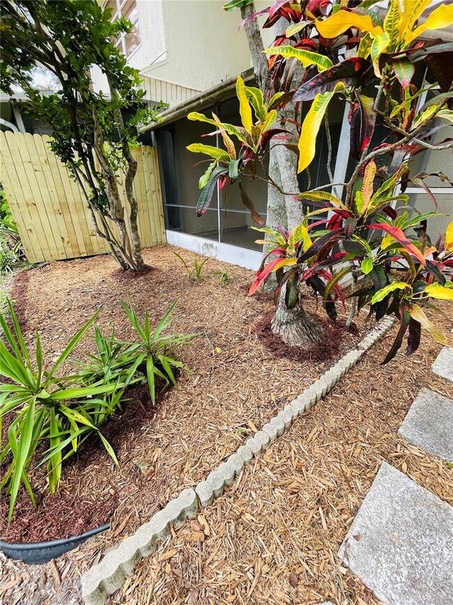 Building Photo - 3 Bedroom, 2.5 Bath home with upgraded kitchen, close to beaches, restaurants, and downtown!!