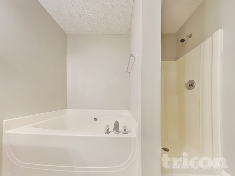 Building Photo - 37 Roxbury Ln