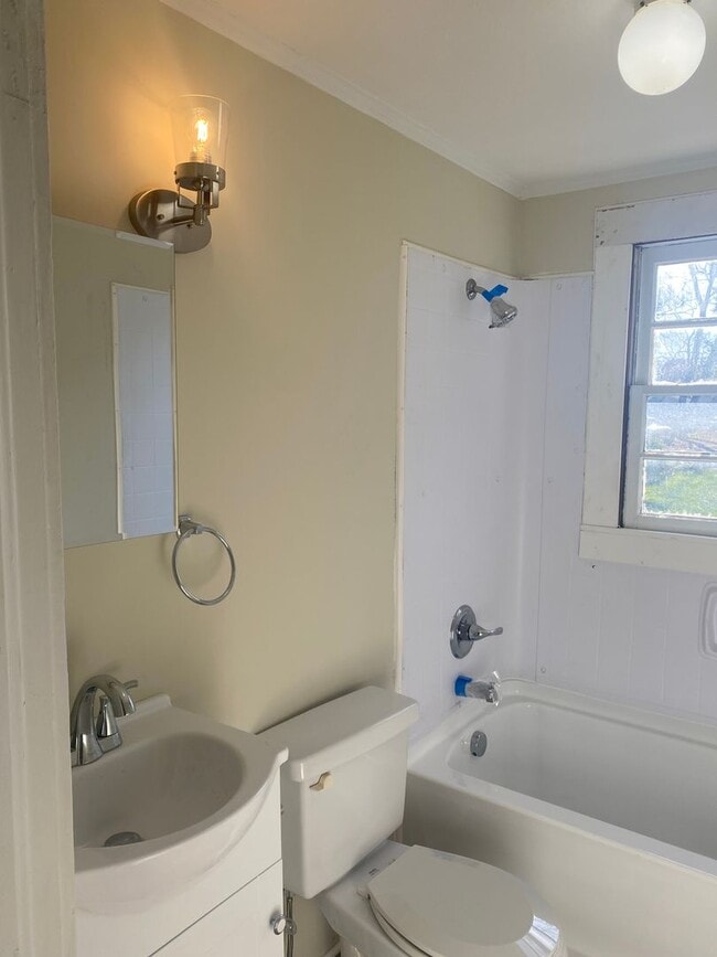 Building Photo - Cute and Cozy Rental