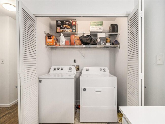 Building Photo - 3307 Pine Heights Dr NE