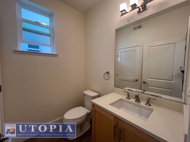 Building Photo - Spacious and Modern 3-bedroom, 3.5 bathroo...