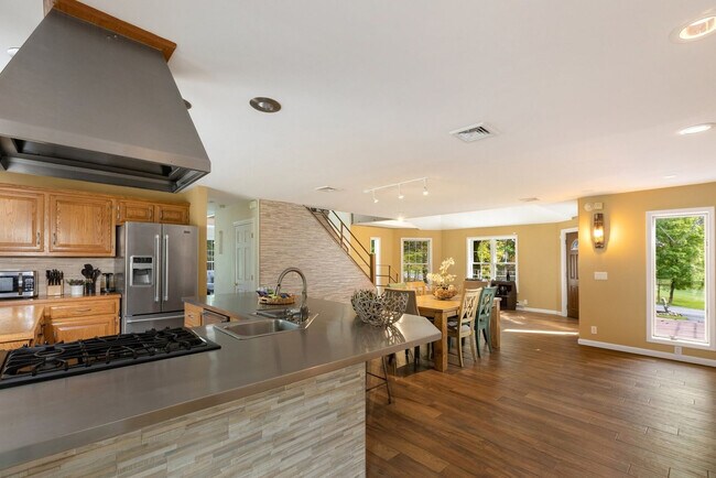 Building Photo - 338 Clove Rd