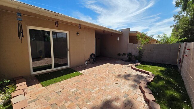Building Photo - 2 bed, 1 bath Tempe Townhome