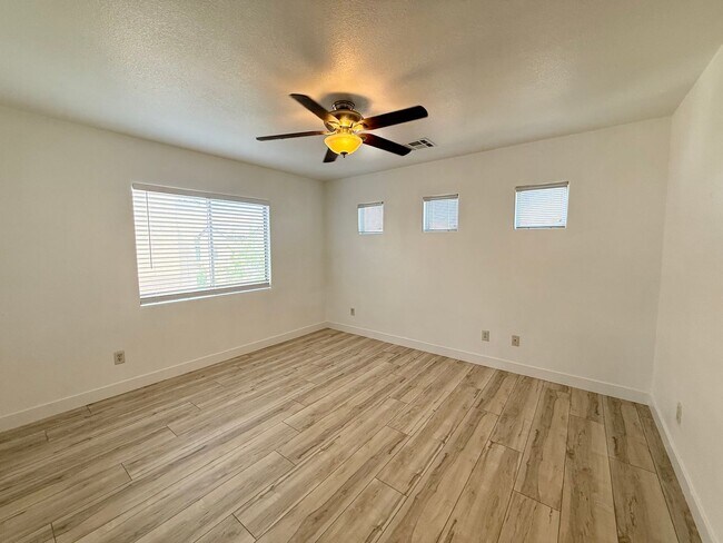 Building Photo - 2/BD 2.5/BA Home in Gated Community with M...