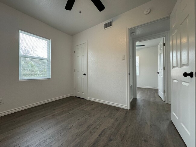 Building Photo - ONLY $850 +  FREE FEB RENT!  WATER INCLUDE...