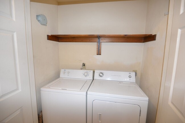 Building Photo - Updated 2 Bedroom Townhome in Salem Lakes