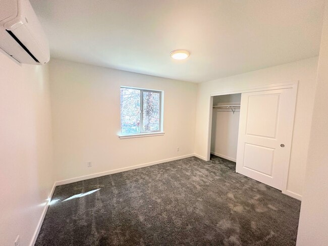 Building Photo - 112 Maple St