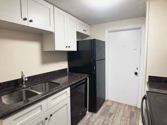 Building Photo - Margaret's Manor - 2 Bedroom, 1 Bathroom in Sorority Row