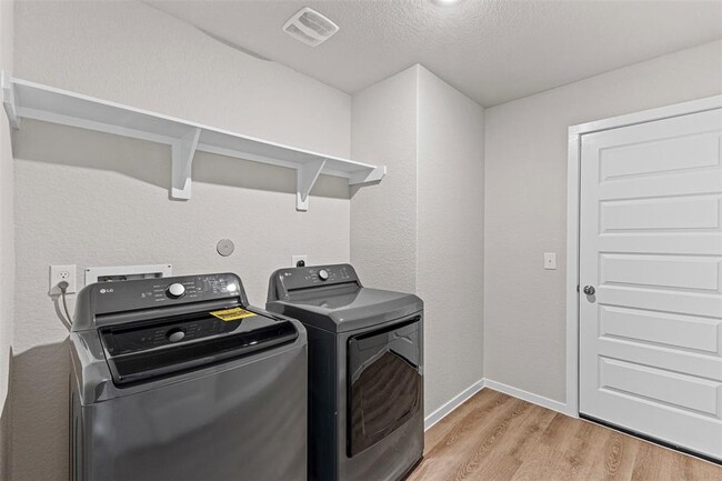 Building Photo - 8019 Camphor Ct
