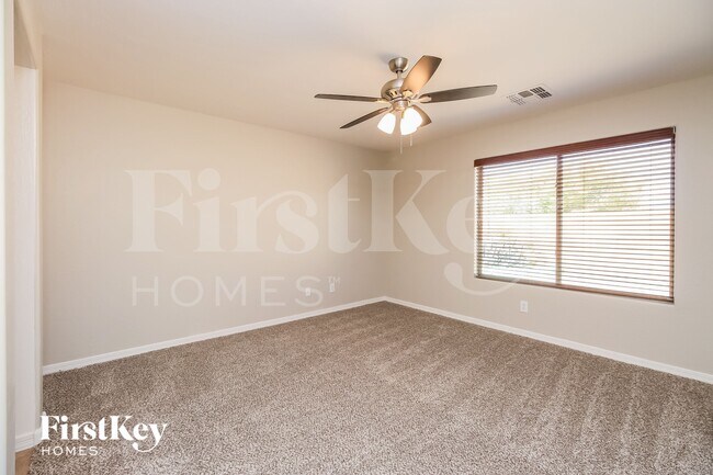 Building Photo - 914 W Desert Canyon Dr