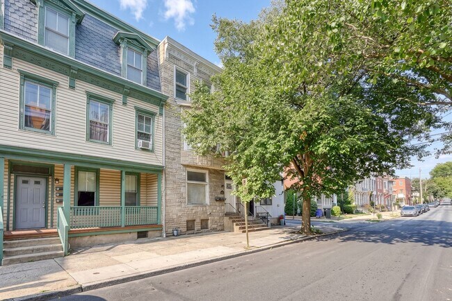 Building Photo - 216 Peffer St