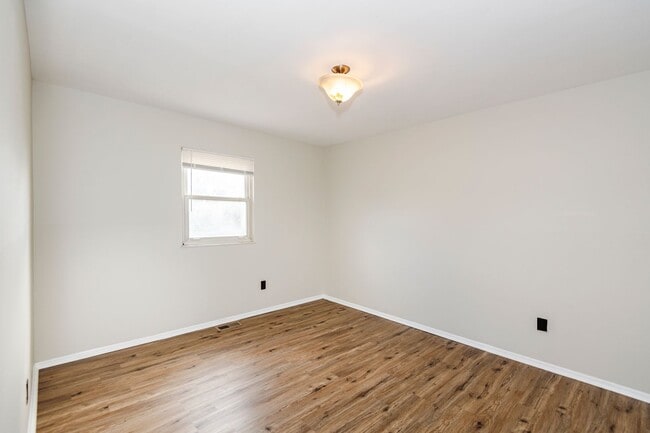 Building Photo - Lovely 3 Bedroom 2 Bathroom Home